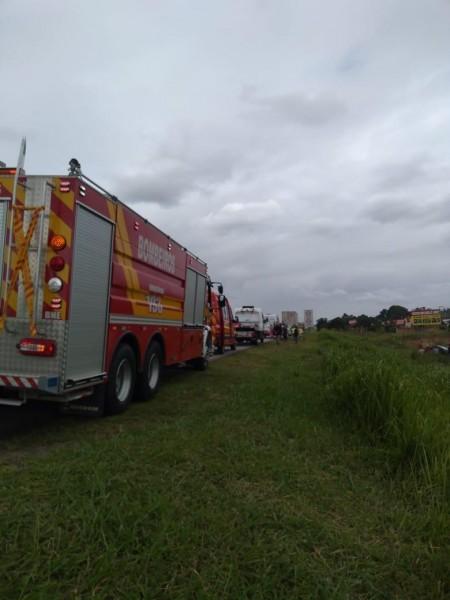 Acidente entre carro e caminhão deixa quatro feridos na BR-101