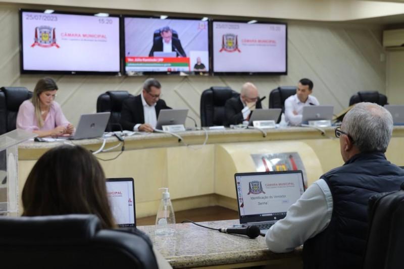 Entregue o relatório da Comissão Especial Temporária da Casan