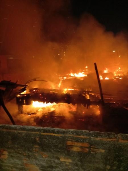 Residência de madeira é destruída por incêndio em Içara