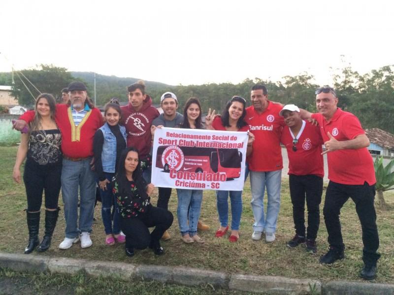 Consulado de Criciúma do Internacional entrega roupas para famílias carentes