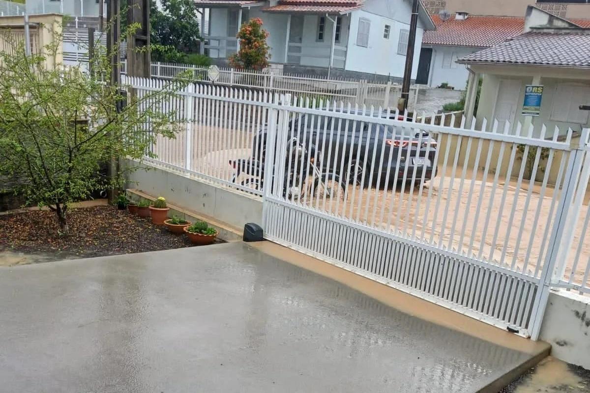 Temporal provoca queda de granizo e pontos de alagamentos em Orleans; veja vídeos e fotos