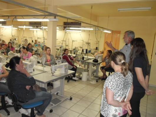 Curso gratuito de costura industrial prepara mulheres o mercado