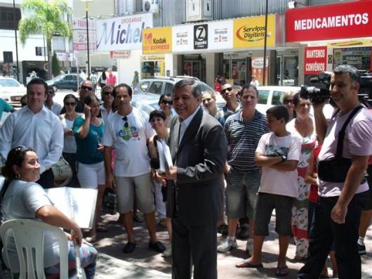 Redação Móvel da RBS TV muda rotina da praça Nereu Ramos