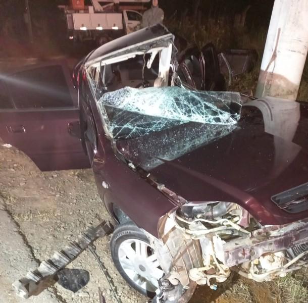Criciúma: motorista colide carro em poste e é encaminhado em estado grave ao hospital
