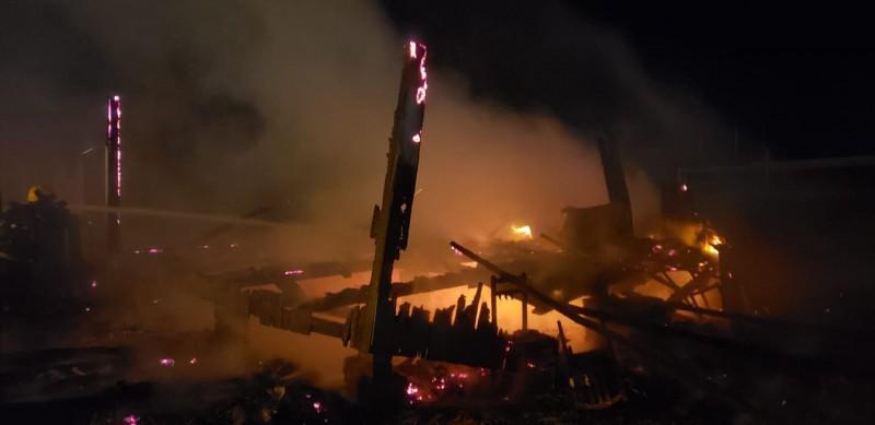 Incêndio destrói casa de madeira em Balneário Arroio do Silva