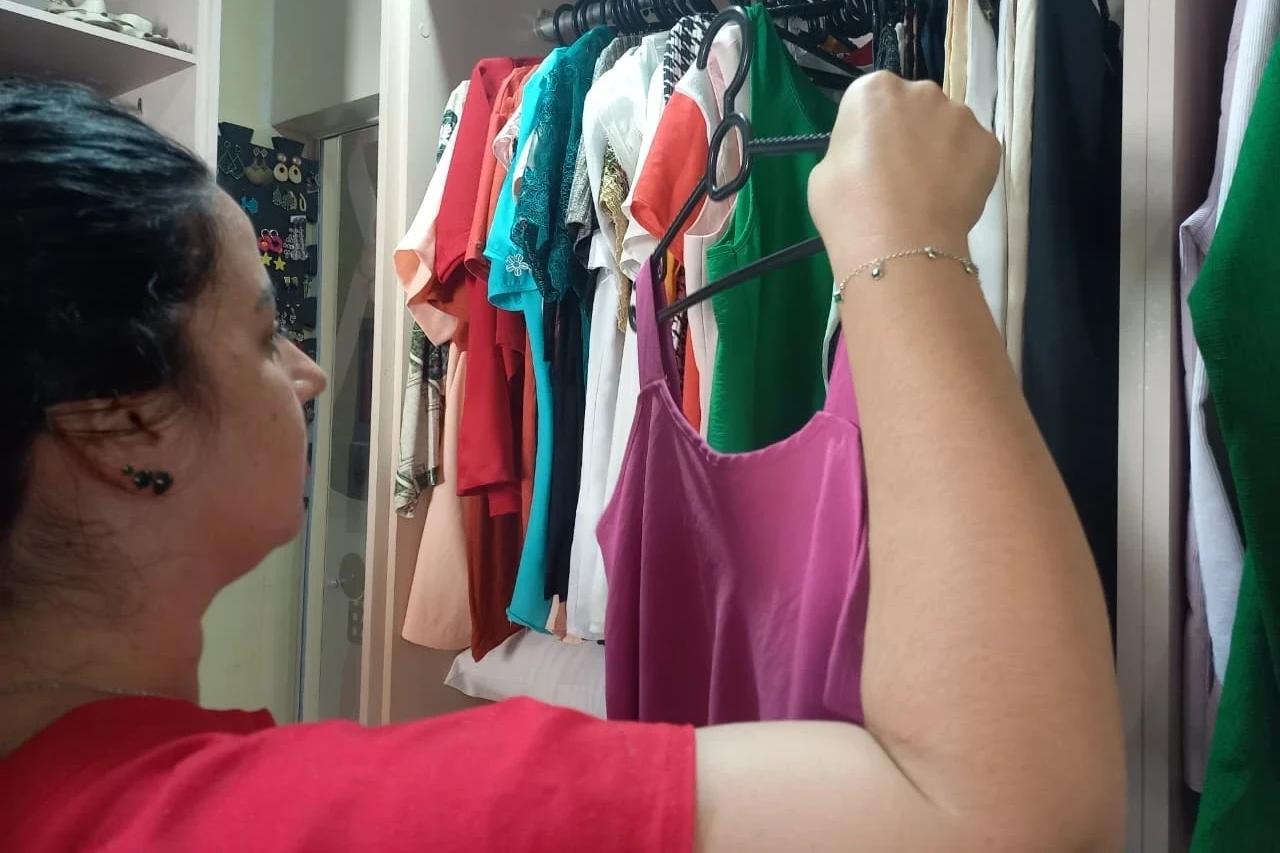 Com roupas de até R$ 20, brechó arrecada recursos para exames médicos em Balneário Rincão