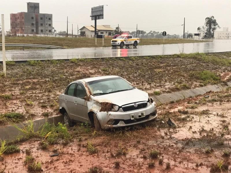 Motorista perde o controle da direção e sai da pista na Via Rápida, em Criciúma 