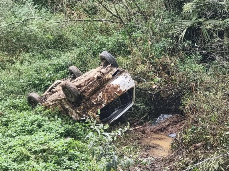 Motorista é hospitalizado após perder controle da direção e capotar carro na SC-390