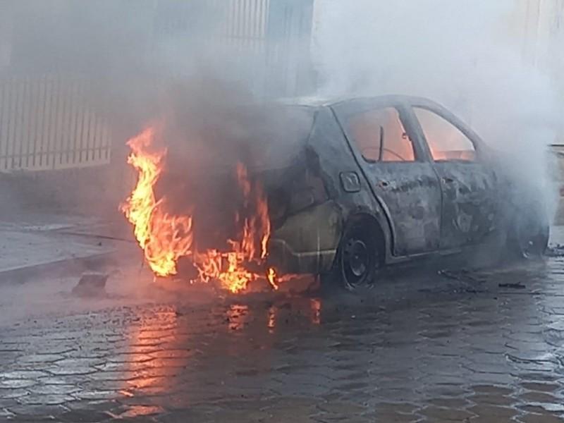 Carro é destruído por incêndio em Içara