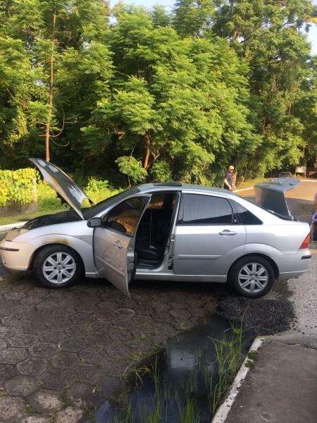 Bombeiros combatem incêndio em motor de carro no Centro de Forquilhinha 
