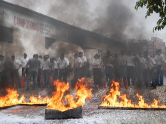 Guardas realizam treinamento de combate a incêndio