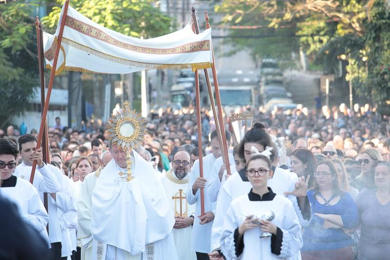 Solenidade de Corpus Christi reúne milhares de fiéis