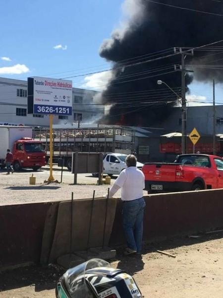 Bombeiros combatem incêndio em depósito de estabelecimento comercial