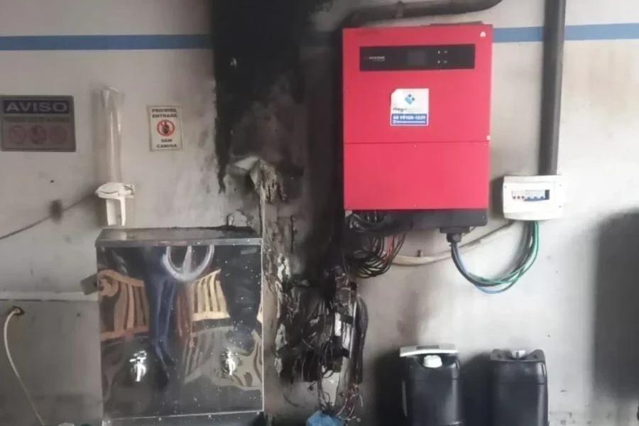 Funcionário de empresa combate princípio de incêndio com mangueira