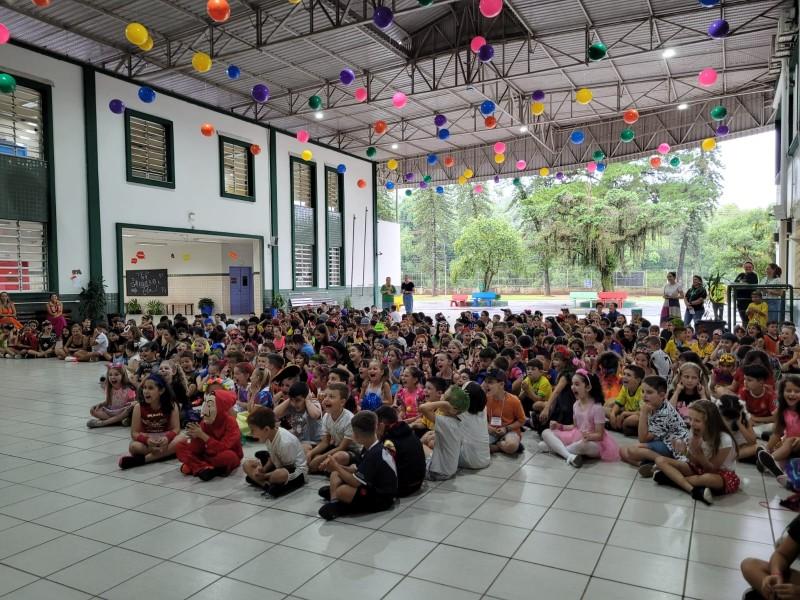 Música, fantasias e brincadeiras no Carnaval do Colégio Satc