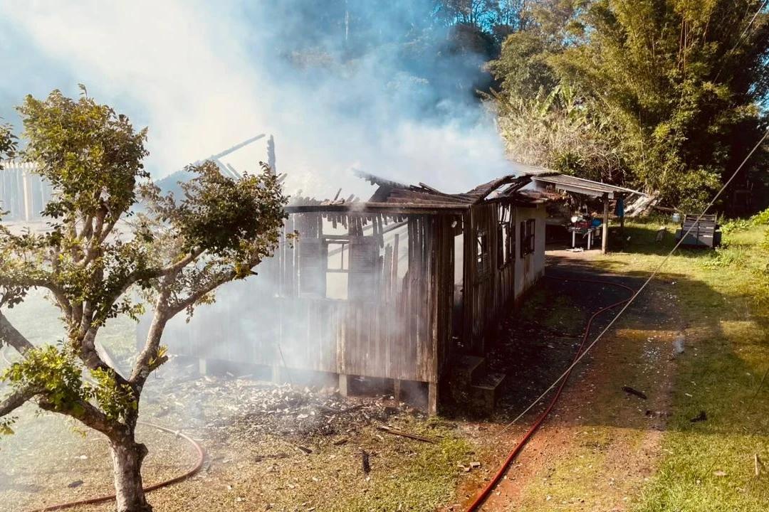 Casa de madeira é destruída por incêndio em Araranguá