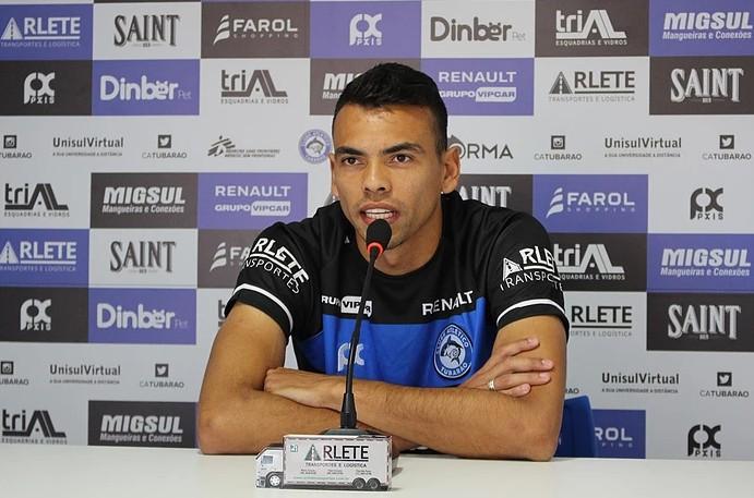 Volante Felipe Guedes é apresentado no Atlético Tubarão