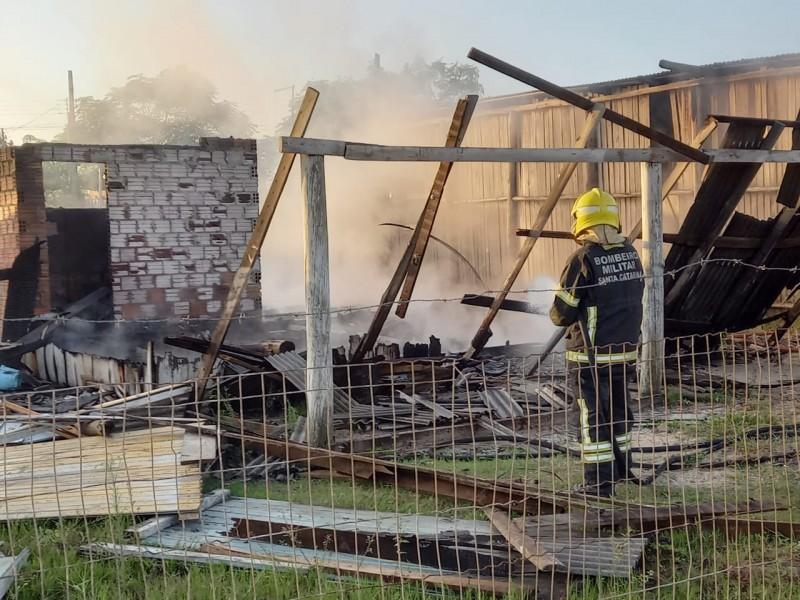 Incêndio destrói casa em Balneário Gaivota
