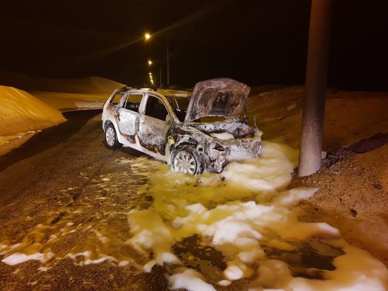Motorista perde o controle da direção, colide em poste e carro pega fogo 