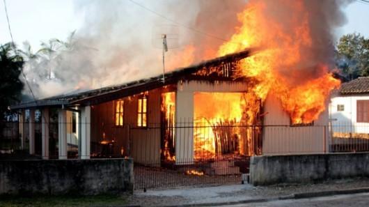 Família que teve casa queimada em Nova Veneza precisa de doações
