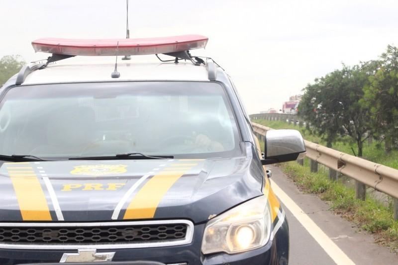 Jovem perde controle da direção e capota carro na BR-101 em Maracajá