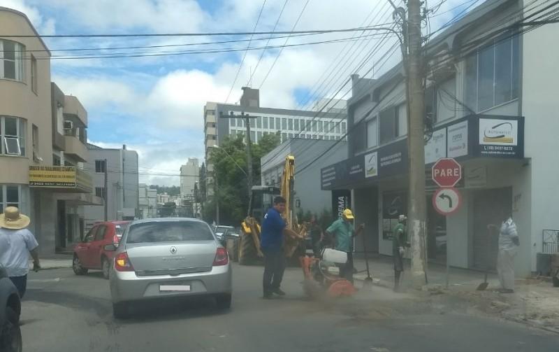 Chuva dá trégua e prefeitura retoma operação tapa-buracos