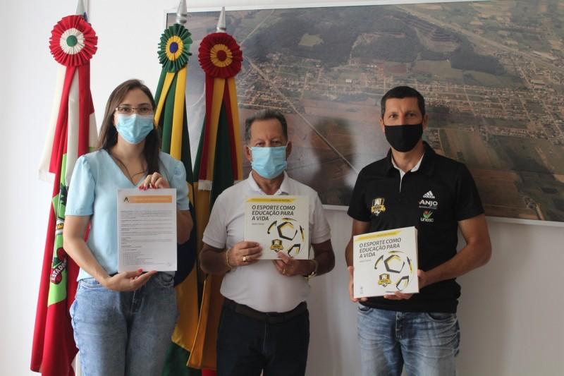 Prefeitura de Maracajá fecha parceria com Anjos do Futsal