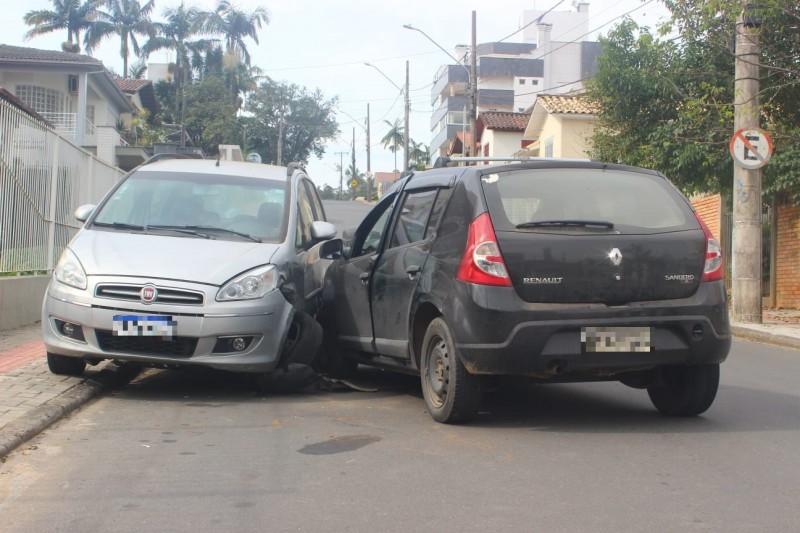 Motorista bate em carro estacionado no bairro Comerciário 