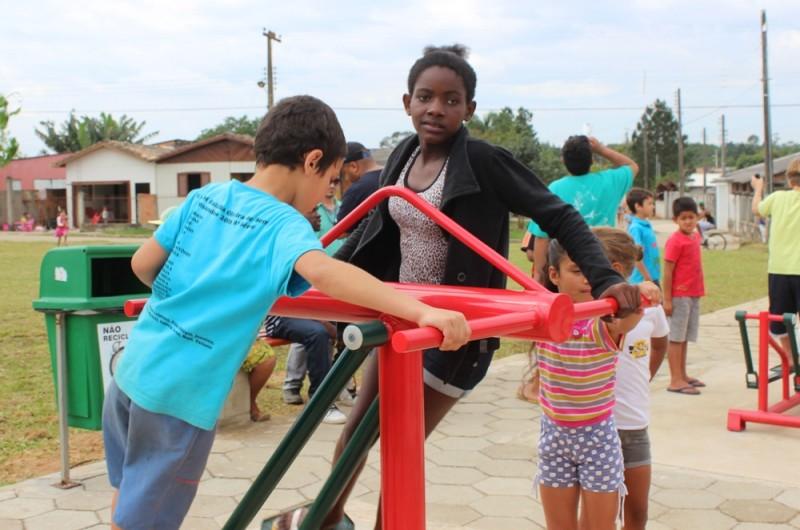 Academia ao ar livre é entregue aos moradores do bairro Renascer
