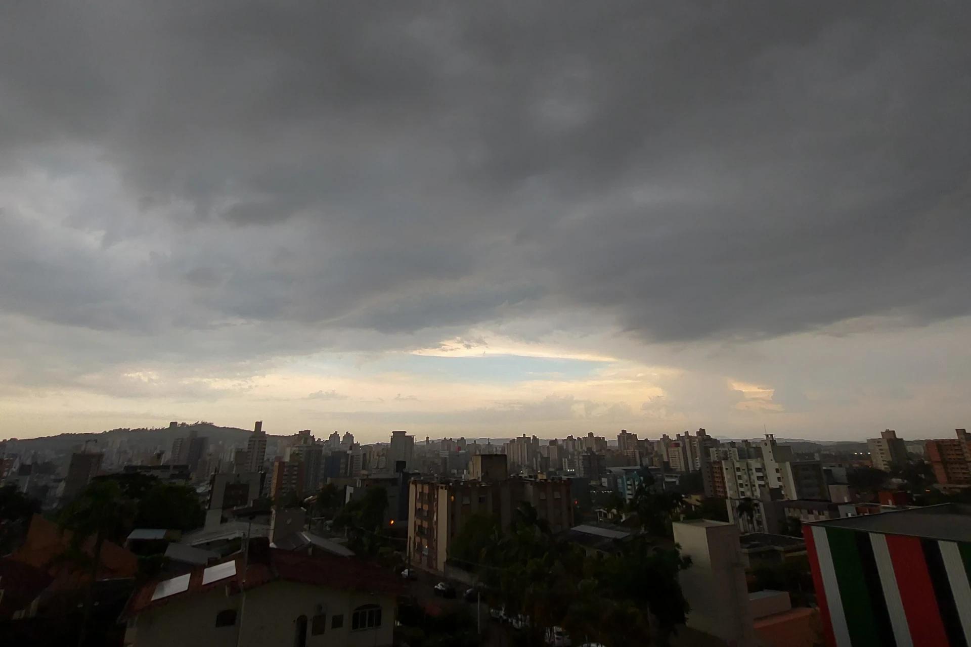 Clima nublado e pancadas de chuva: veja a previsão do tempo para a semana