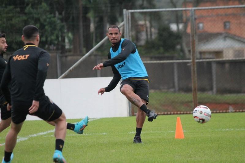 Tencati ensaia formação titular para enfrentar o Operário-PR