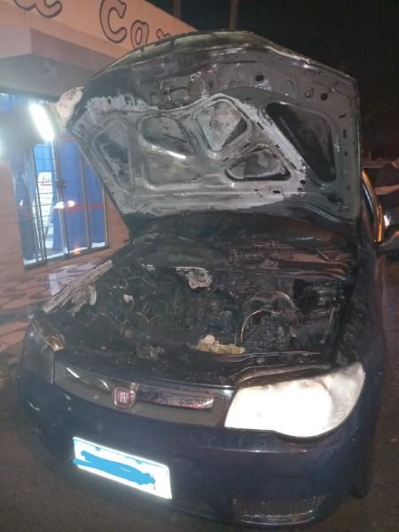 Carro pega fogo e moradores ajudam a apagar as chamas em Sombrio
