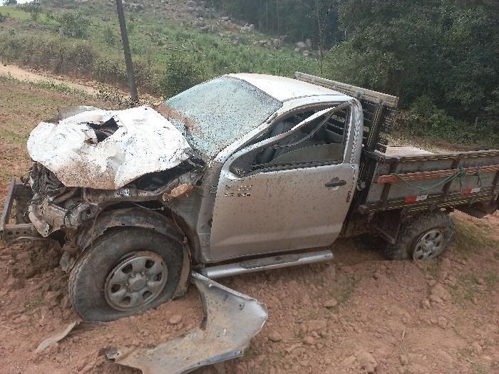 Motorista morre depois de colidir caminhonete em barranco e capotar veículo 