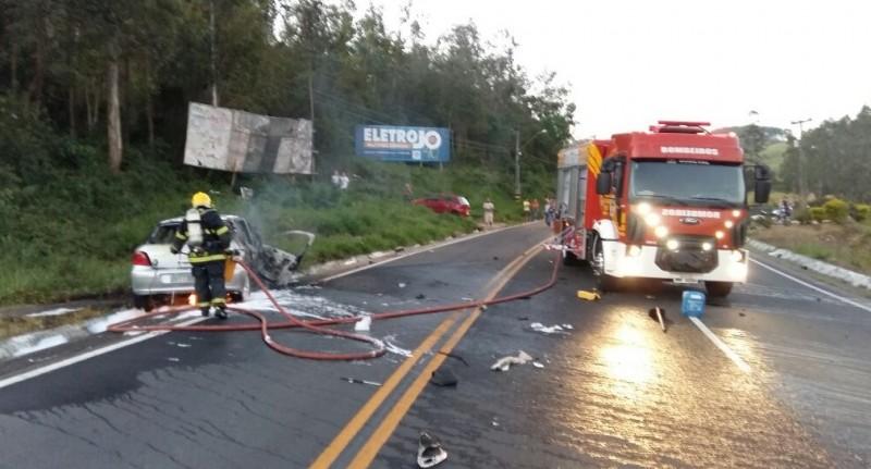 VÍDEO: Carro com três ocupantes sai da pista e pega fogo
