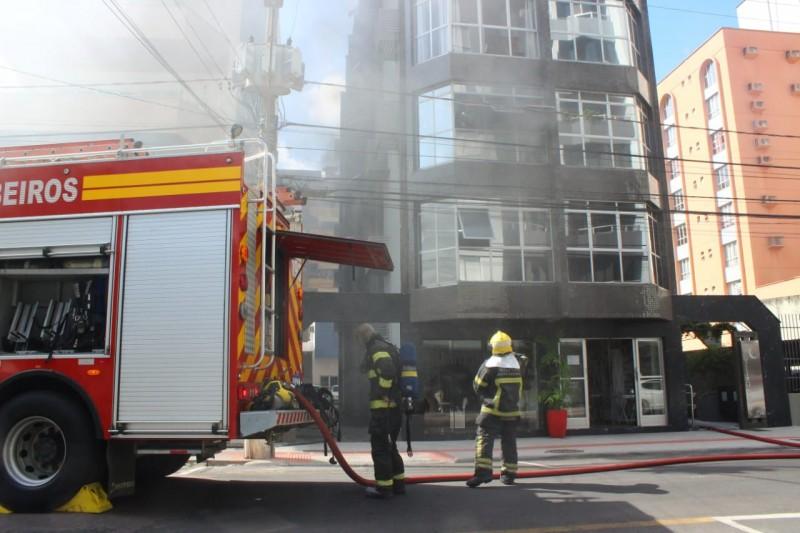 Bombeiros combatem incêndio em edifício no Centro de Criciúma 