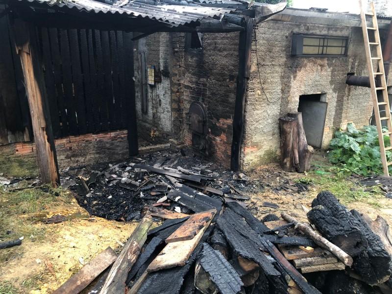 Estufa de fumo é atingida por incêndio em Orleans; prejuízo é de R$ 5 mil 