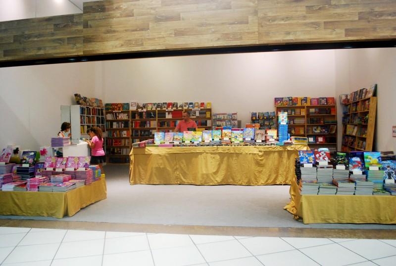 Feira Unilivros é opção em shopping no período natalino