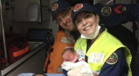 Bombeiros auxiliam em parto de menino em residência