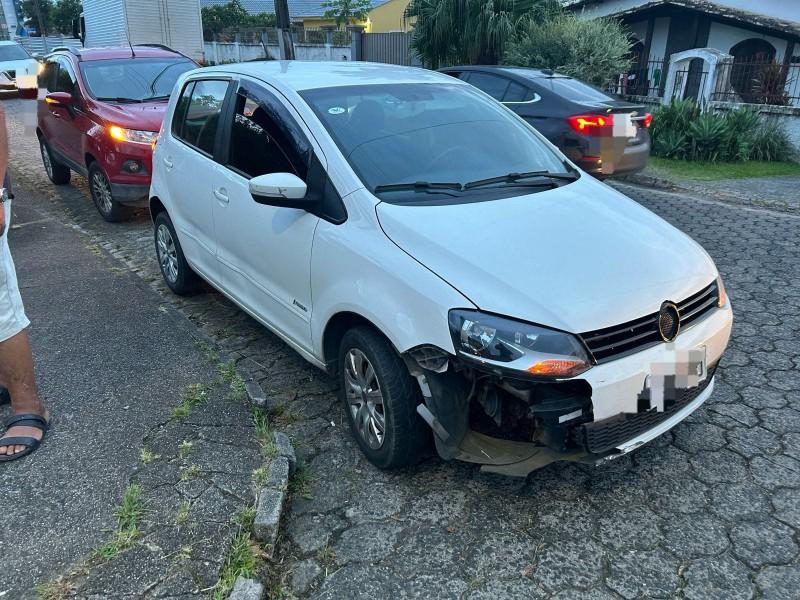 Acidente de trânsito envolvendo carro e duas motos deixa motociclista ferida em Criciúma