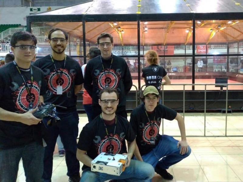 Estudantes do IFSC participam de competição de luta entre robôs
