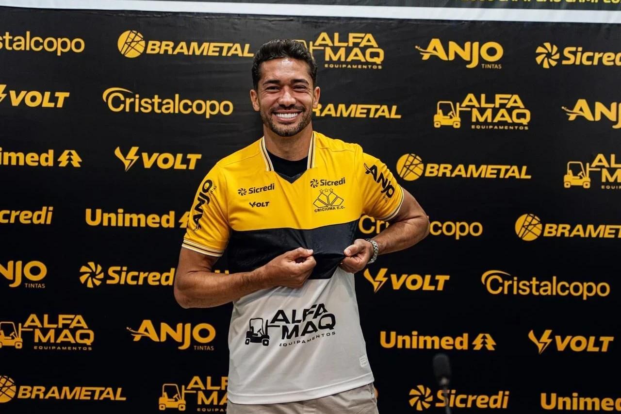 Contratado pelo Criciúma, volante brinca com pressão no Majestoso: 'Torcedor é muito chato'