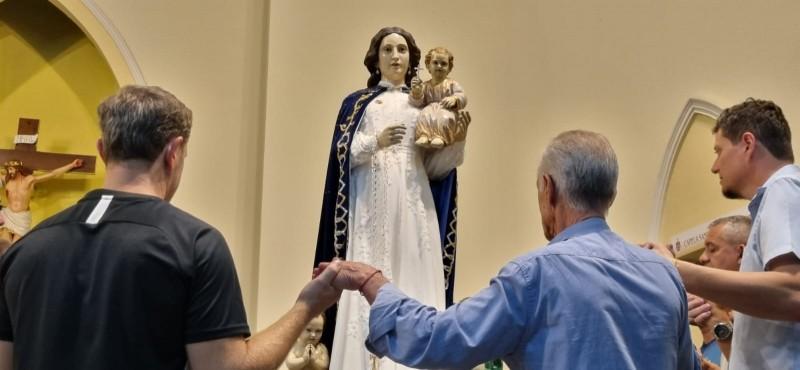 Imagem original de Nossa Senhora Mãe dos Homens é descida para o presbitério em Araranguá