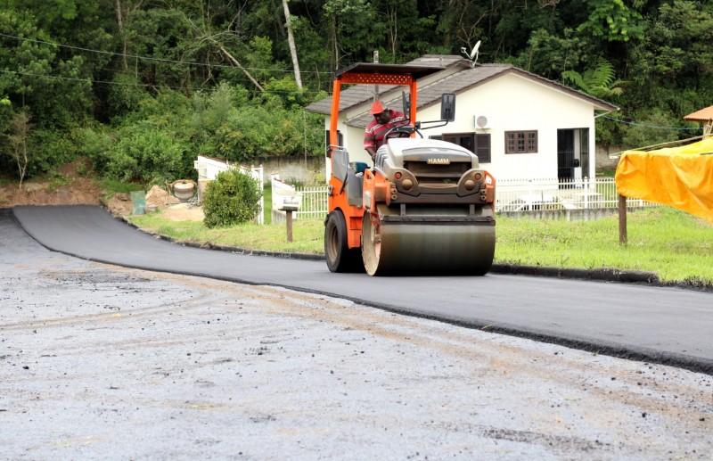 Prefeitura de Criciúma pavimenta mais ruas no bairro Pinheirinho