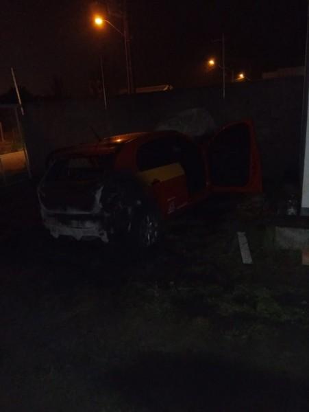 Veículos de autoescola são atingidos por incêndio em Laguna 