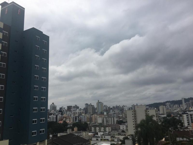 Semana de dias nublados e chuva fraca nos fins de tarde