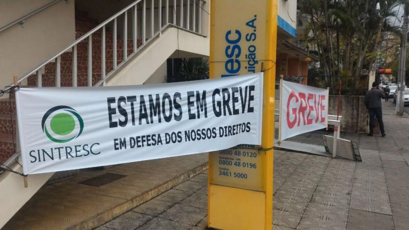 Após dez dias de greve, servidores da Celesc voltam aos trabalhos 