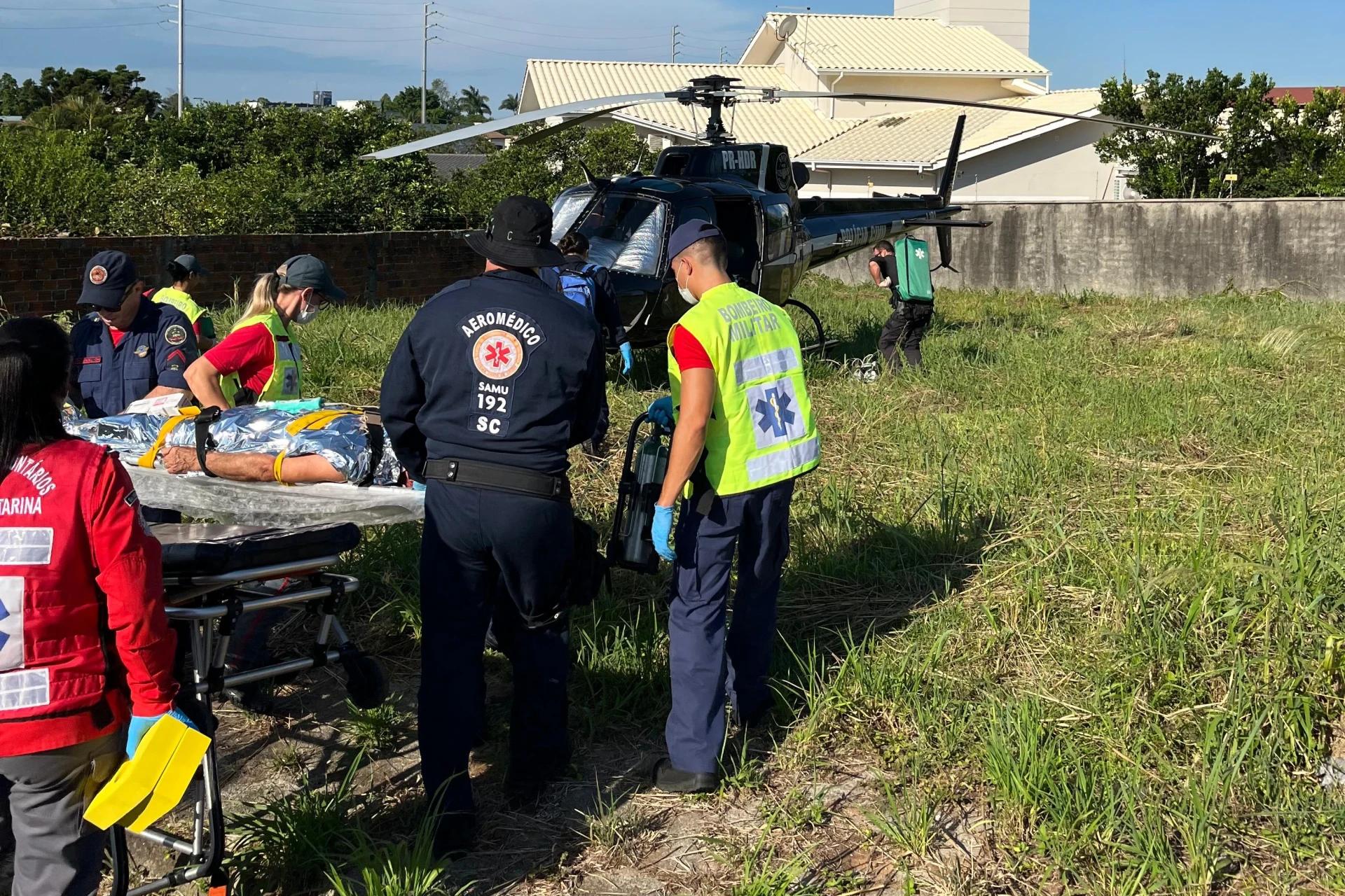Trabalhador é resgatado por helicóptero após sofrer queda de oito metros