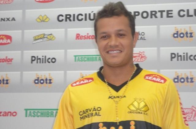Versátil, Everton já está à disposição de Drubscky 