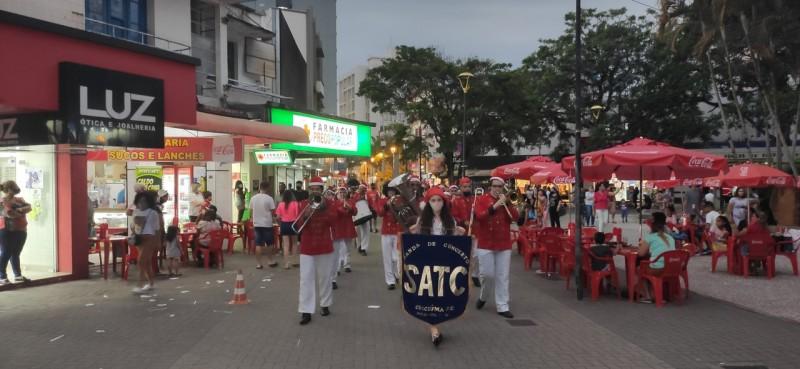 Banda Marcial da Satc anima noite natalina no Centro de Criciúma