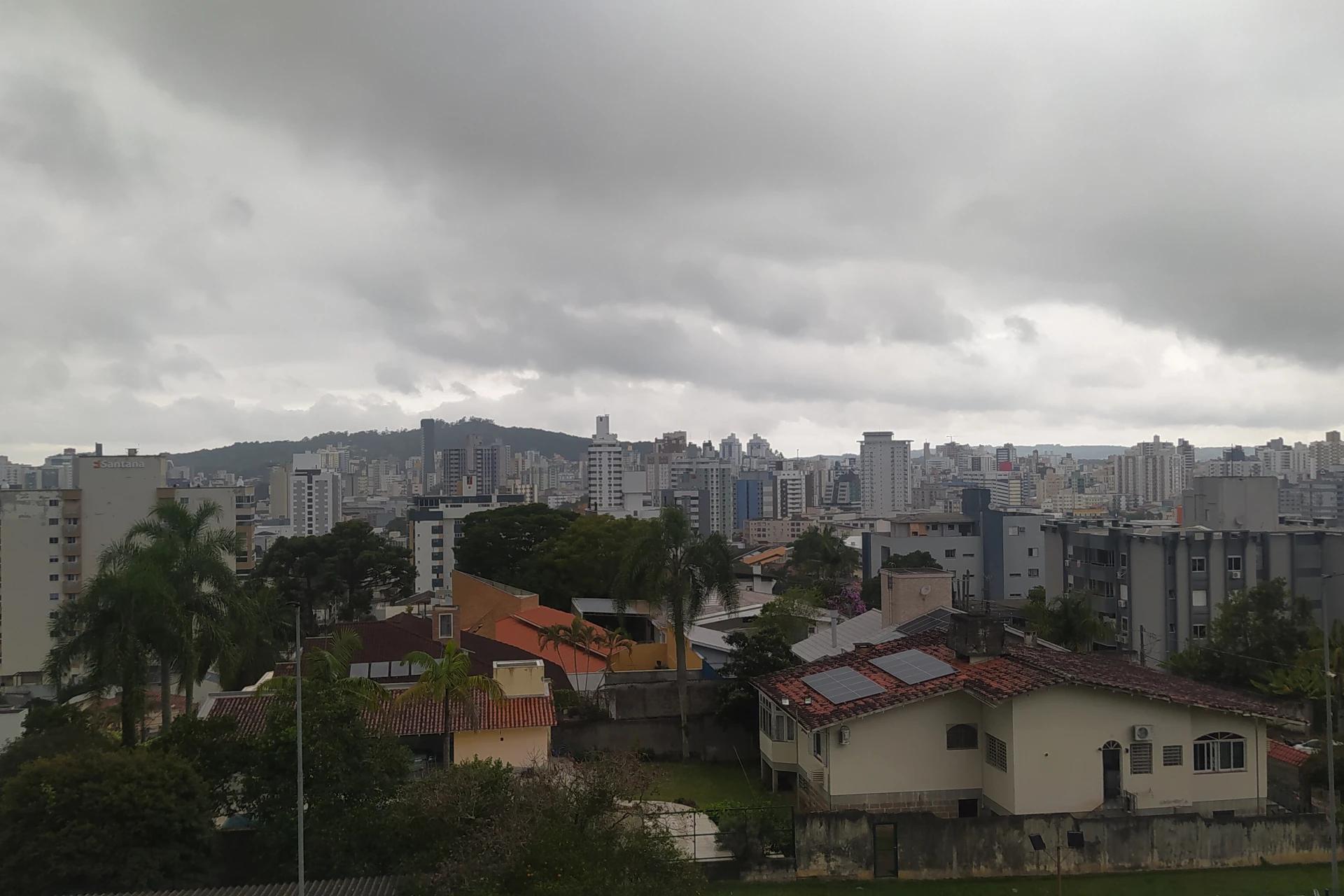Chuva marca o início da semana, mas tempo firme retorna a partir de quarta-feira